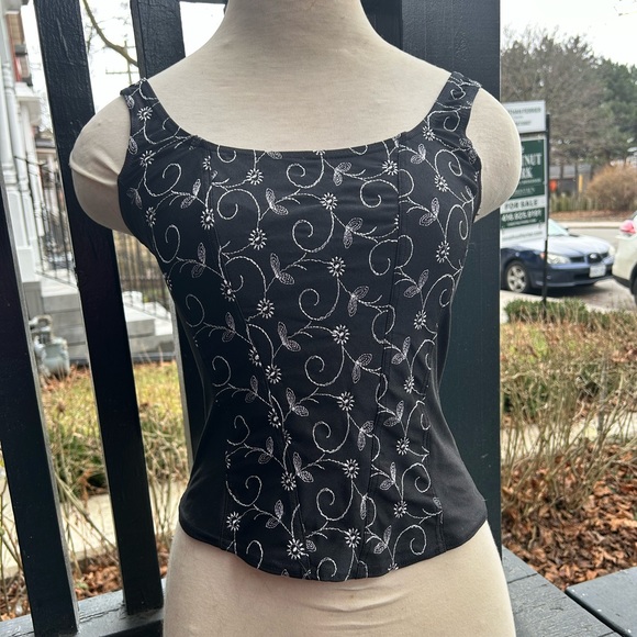 Vintage Black Corset Style Tank Top with White Embroidered Flowers - Picture 4 of 4